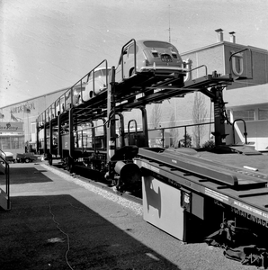 841451 Afbeelding van de demonstratie van een dubbeldekwagen voor autovervoer op de stand van de Nederlandse Spoorwegen ...